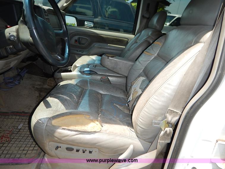 image for item K1567 1998 GMC Suburban 1500 SUV