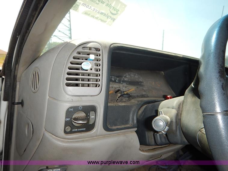 image for item K1567 1998 GMC Suburban 1500 SUV