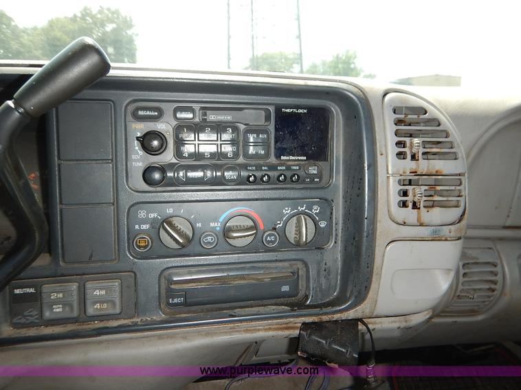 image for item K1567 1998 GMC Suburban 1500 SUV