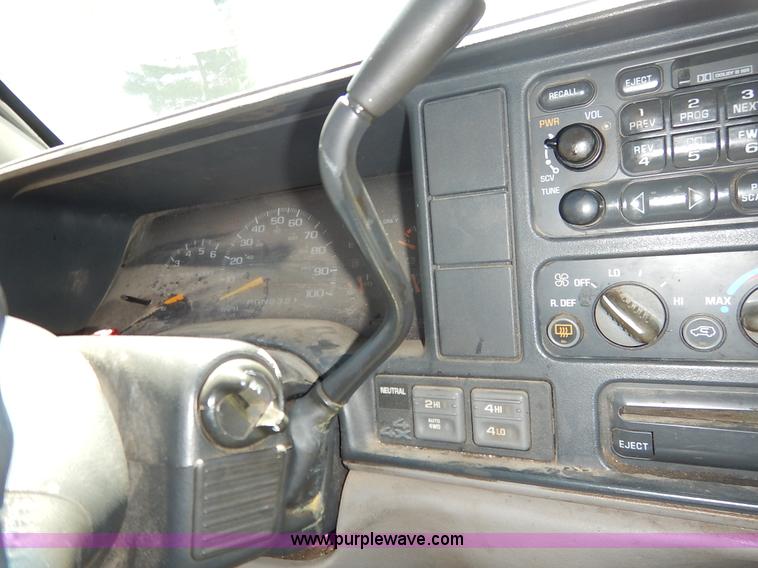 image for item K1567 1998 GMC Suburban 1500 SUV