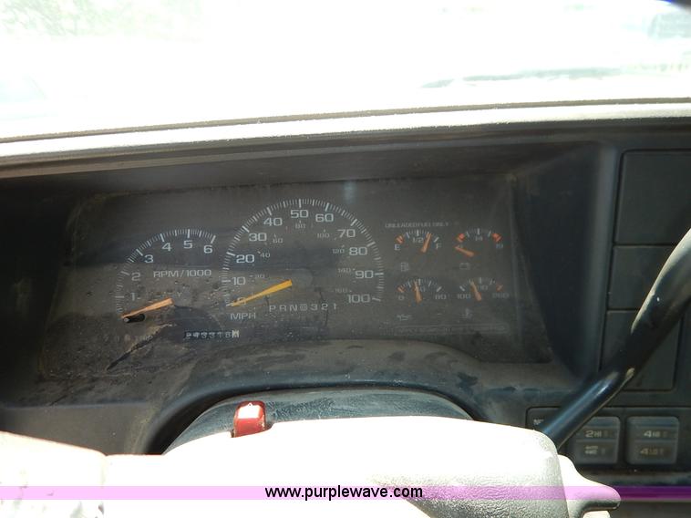 image for item K1567 1998 GMC Suburban 1500 SUV