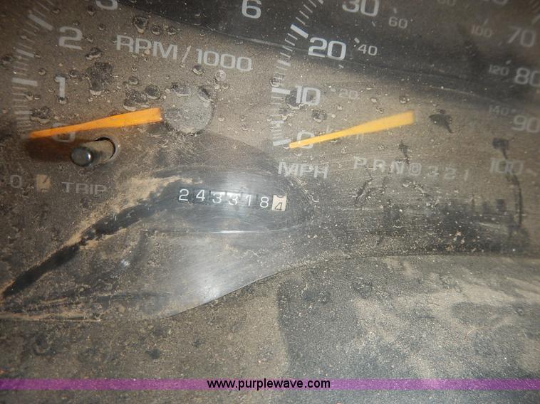 image for item K1567 1998 GMC Suburban 1500 SUV