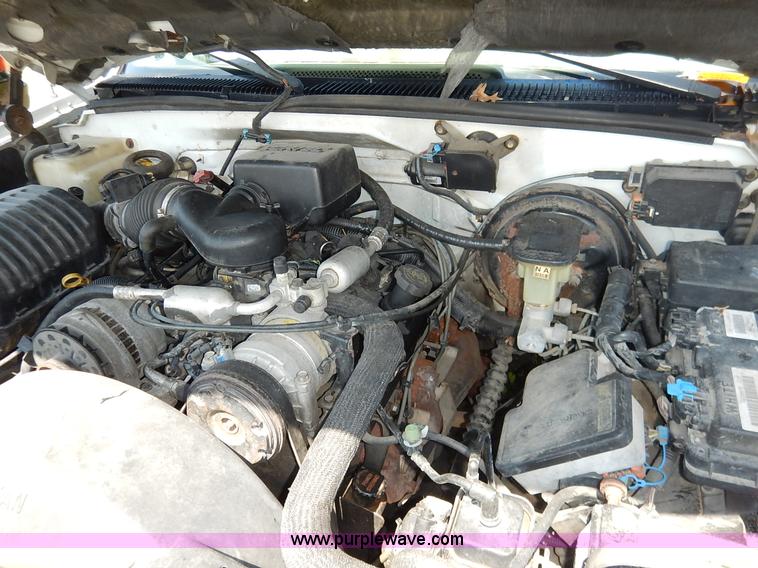 image for item K1567 1998 GMC Suburban 1500 SUV