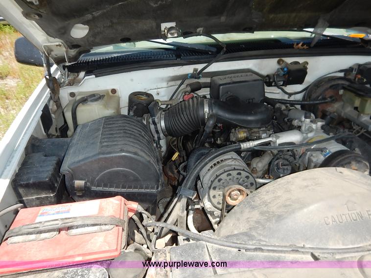 image for item K1567 1998 GMC Suburban 1500 SUV