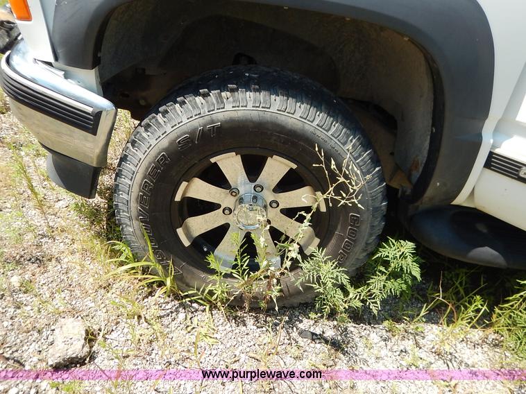 image for item K1567 1998 GMC Suburban 1500 SUV