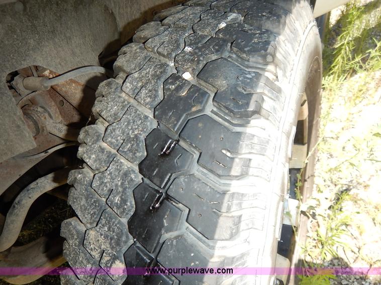 image for item K1567 1998 GMC Suburban 1500 SUV