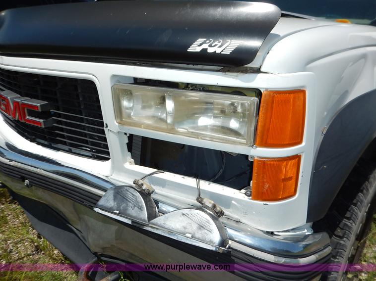 image for item K1567 1998 GMC Suburban 1500 SUV