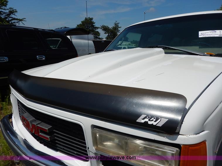 image for item K1567 1998 GMC Suburban 1500 SUV