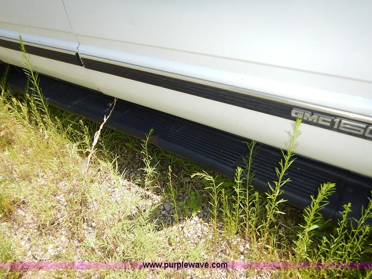 image for item K1567 1998 GMC Suburban 1500 SUV