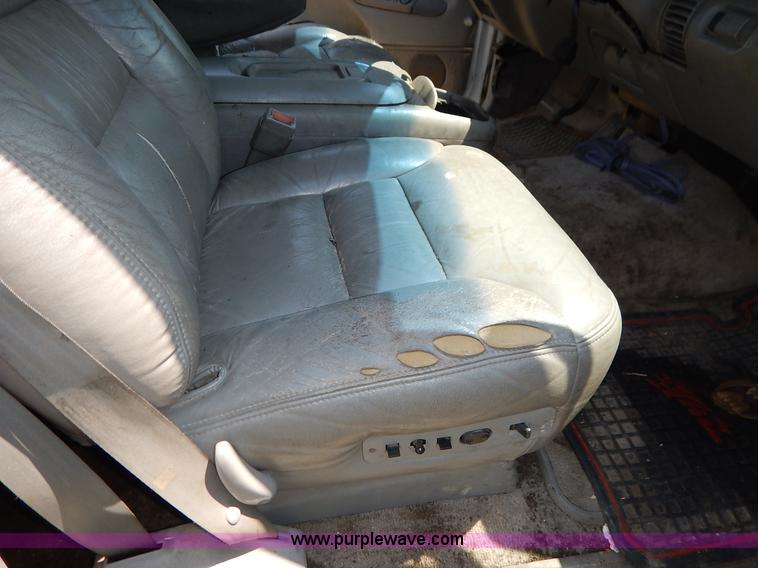 image for item K1567 1998 GMC Suburban 1500 SUV