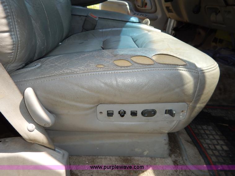 image for item K1567 1998 GMC Suburban 1500 SUV