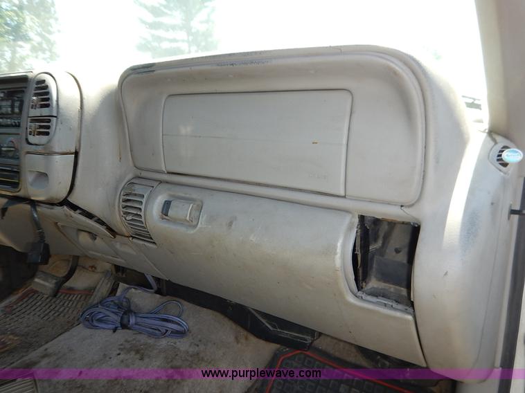 image for item K1567 1998 GMC Suburban 1500 SUV