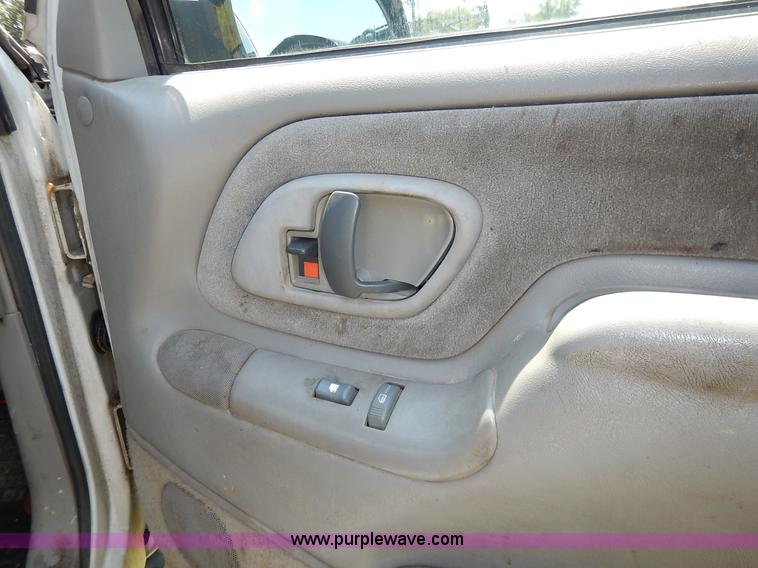 image for item K1567 1998 GMC Suburban 1500 SUV