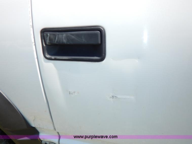 image for item K1567 1998 GMC Suburban 1500 SUV