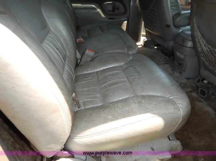 image for item K1567 1998 GMC Suburban 1500 SUV