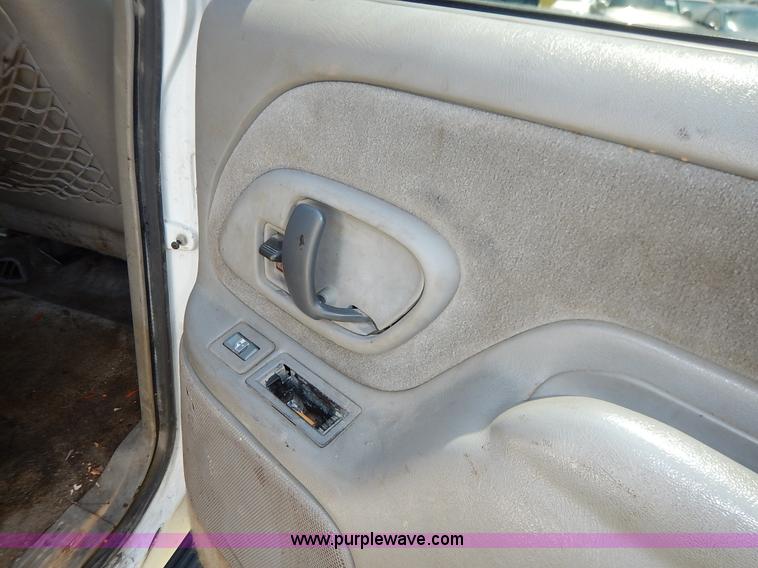 image for item K1567 1998 GMC Suburban 1500 SUV