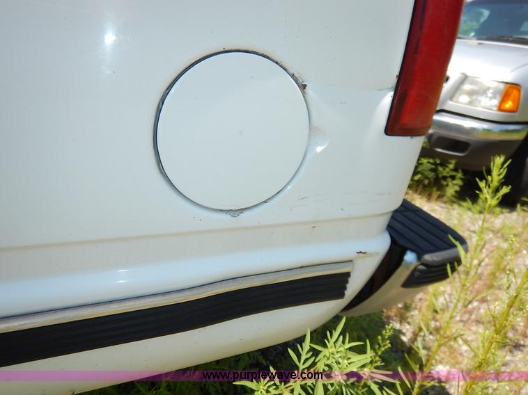 image for item K1567 1998 GMC Suburban 1500 SUV