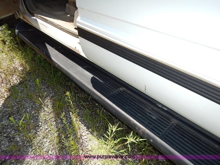 image for item K1567 1998 GMC Suburban 1500 SUV