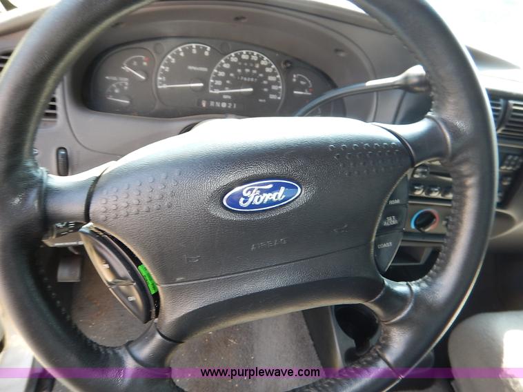 image for item K1568 2002 Ford Ranger XLT SuperCab pickup truck