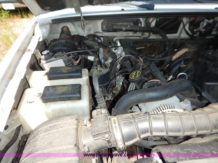 image for item K1568 2002 Ford Ranger XLT SuperCab pickup truck