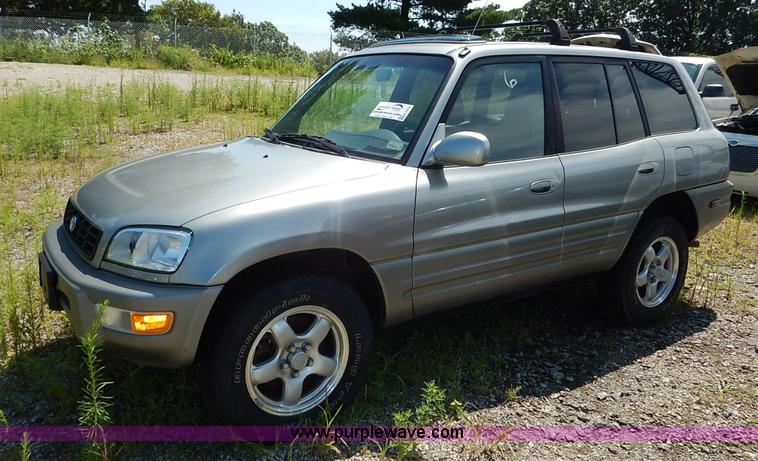 image for item K1572 1999 Toyota RAV4 SUV