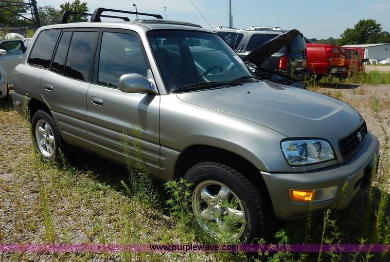 image for item K1572 1999 Toyota RAV4 SUV