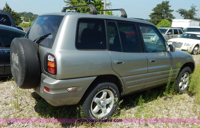 image for item K1572 1999 Toyota RAV4 SUV