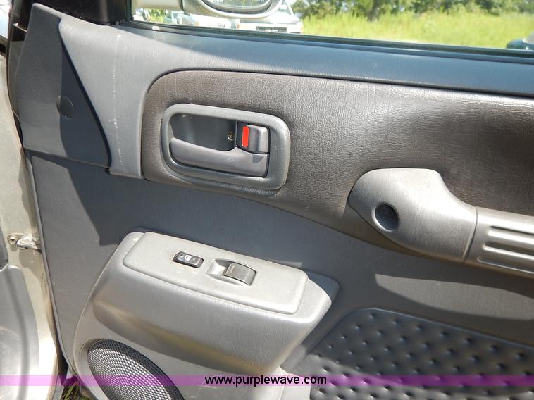 image for item K1572 1999 Toyota RAV4 SUV