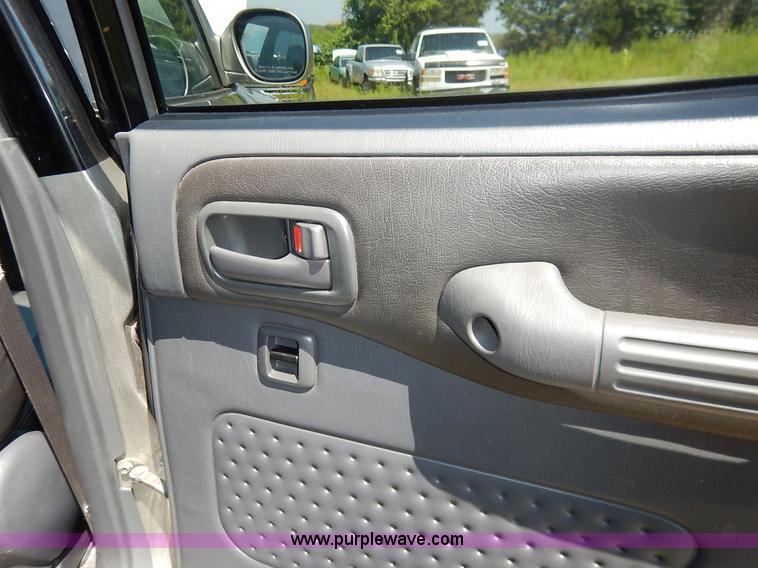 image for item K1572 1999 Toyota RAV4 SUV