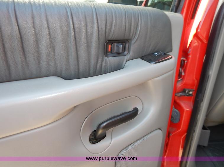 image for item K1575 2005 Chevrolet Avalanche Regency pickup truck