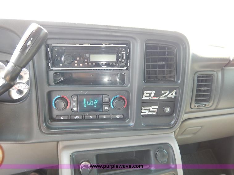 image for item K1575 2005 Chevrolet Avalanche Regency pickup truck