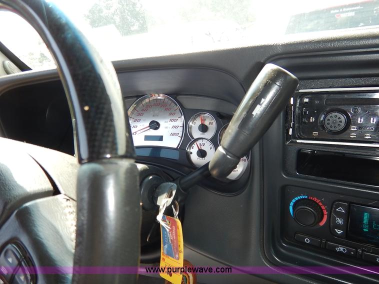 image for item K1575 2005 Chevrolet Avalanche Regency pickup truck