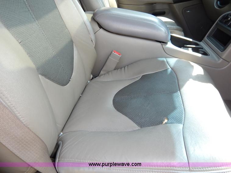 image for item K1575 2005 Chevrolet Avalanche Regency pickup truck