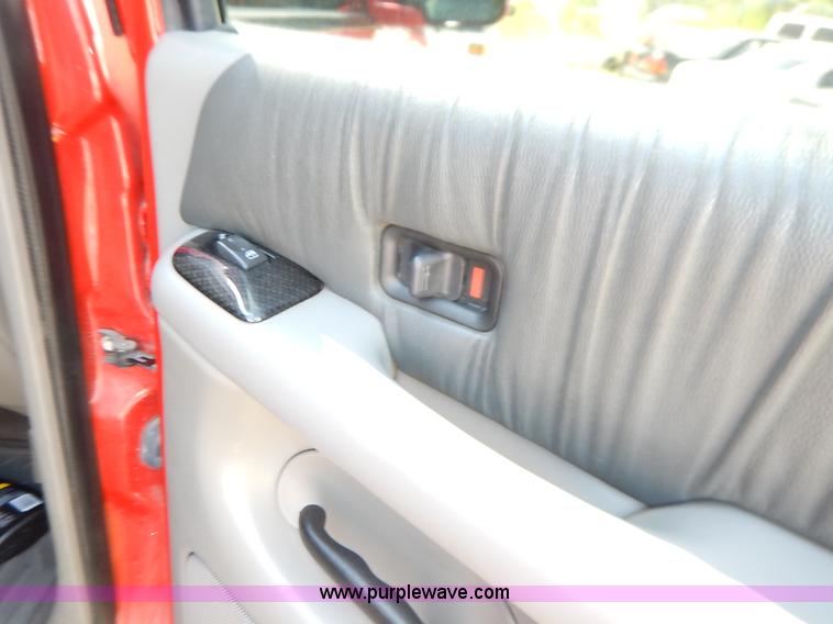 image for item K1575 2005 Chevrolet Avalanche Regency pickup truck