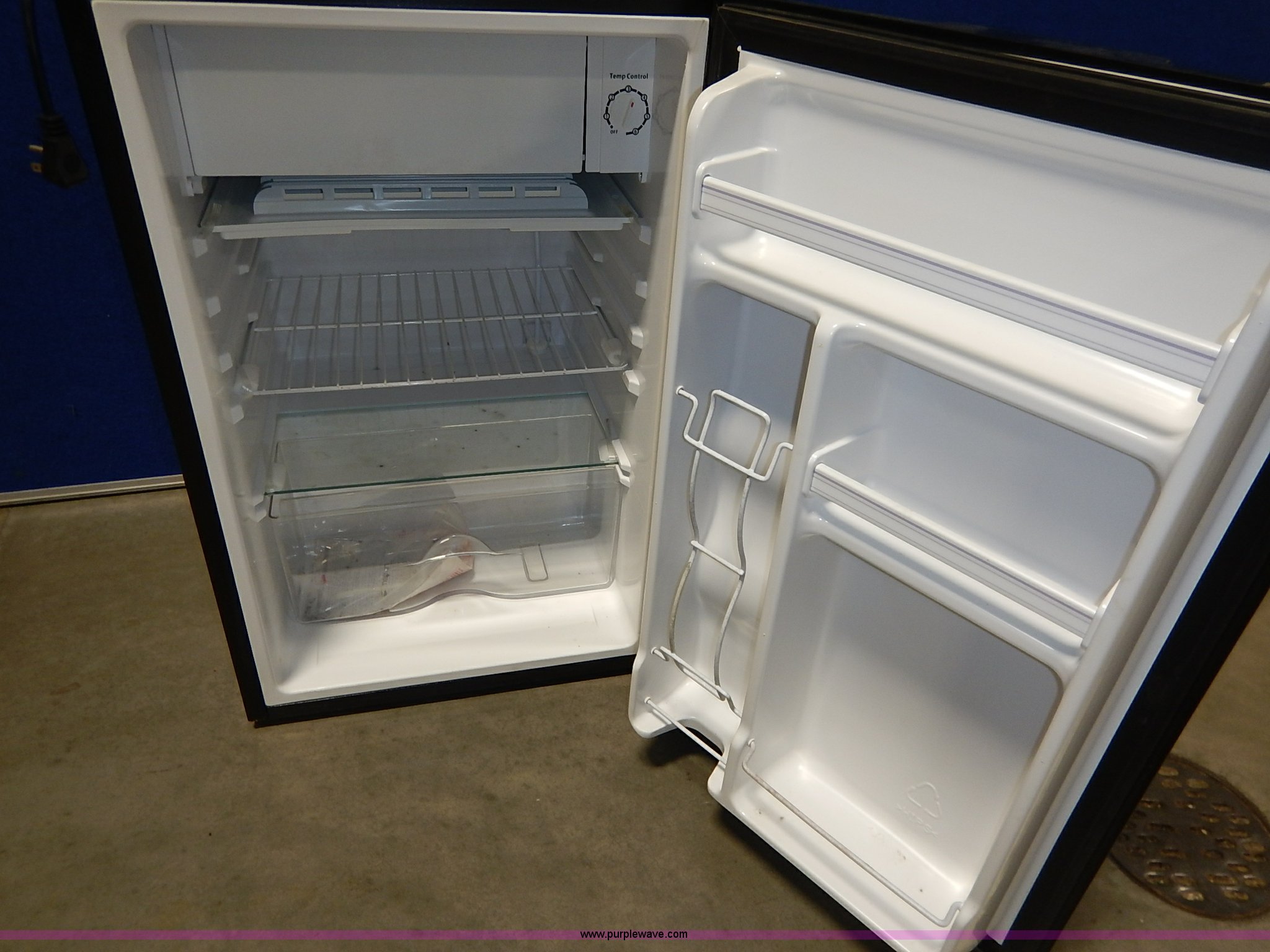 Emerson mini refrigerator in Manhattan, KS Item BM9471 sold Purple Wave