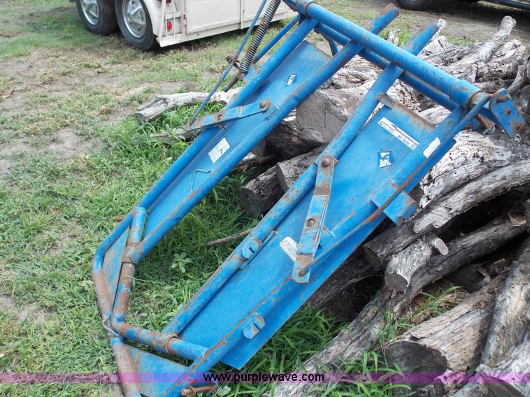 Pearson cattle head gate in Beloit, KS Item BT9244 sold Purple Wave