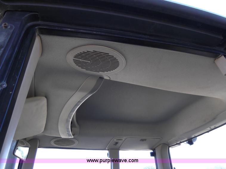 image for item D1650 2006 John Deere 7320 MFWD tractor