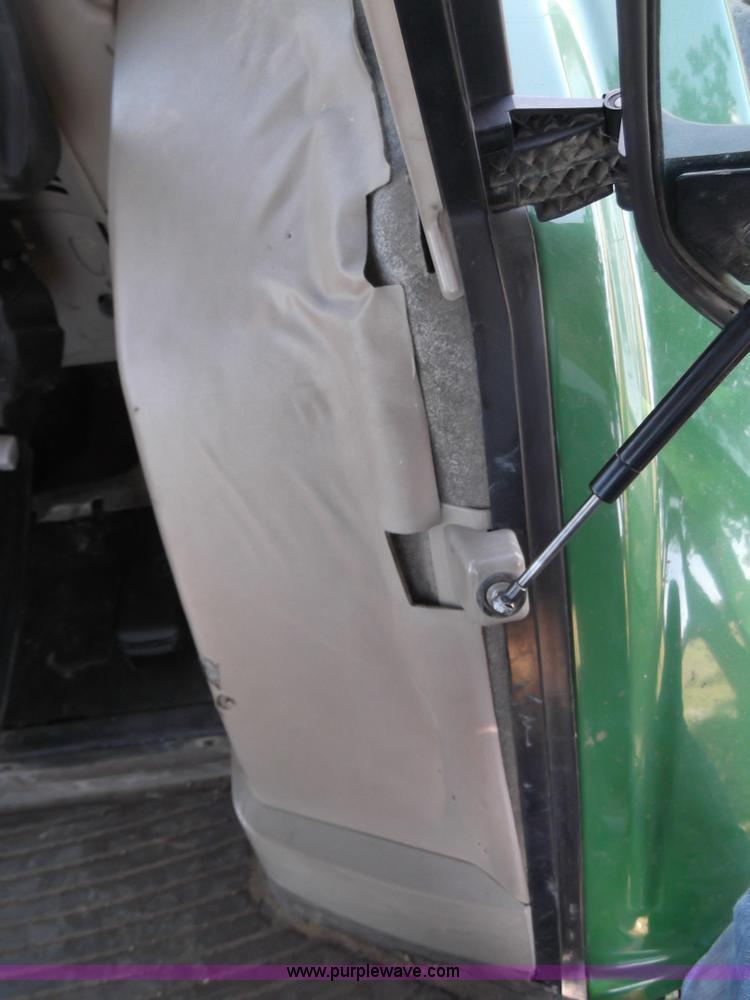 image for item D1650 2006 John Deere 7320 MFWD tractor