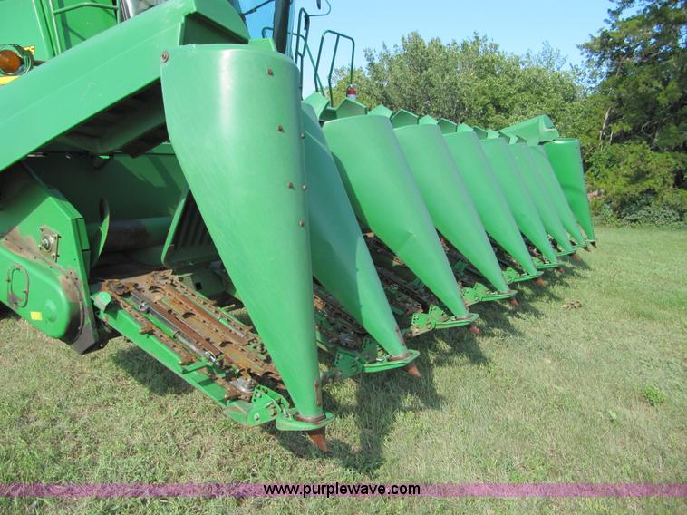 image for item D1661 1998 John Deere 893 corn head