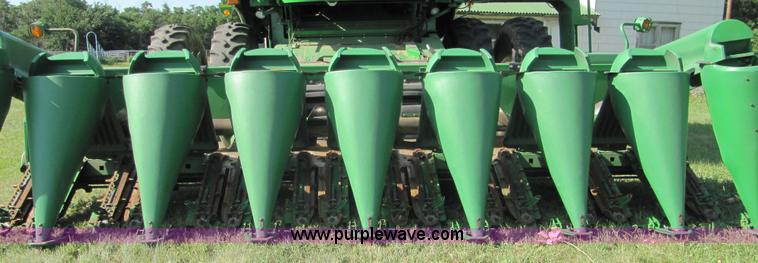 image for item D1661 1998 John Deere 893 corn head
