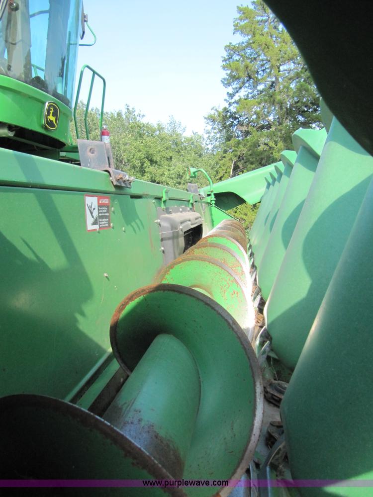image for item D1661 1998 John Deere 893 corn head