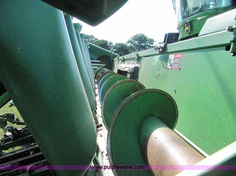 image for item D1661 1998 John Deere 893 corn head
