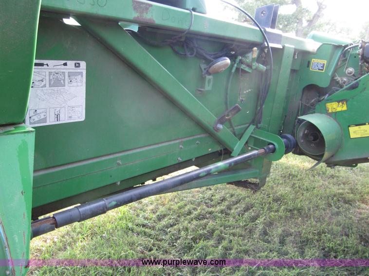 image for item D1661 1998 John Deere 893 corn head
