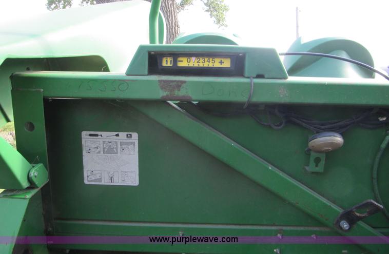image for item D1661 1998 John Deere 893 corn head