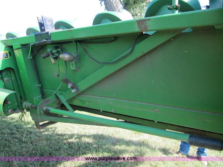 image for item D1661 1998 John Deere 893 corn head