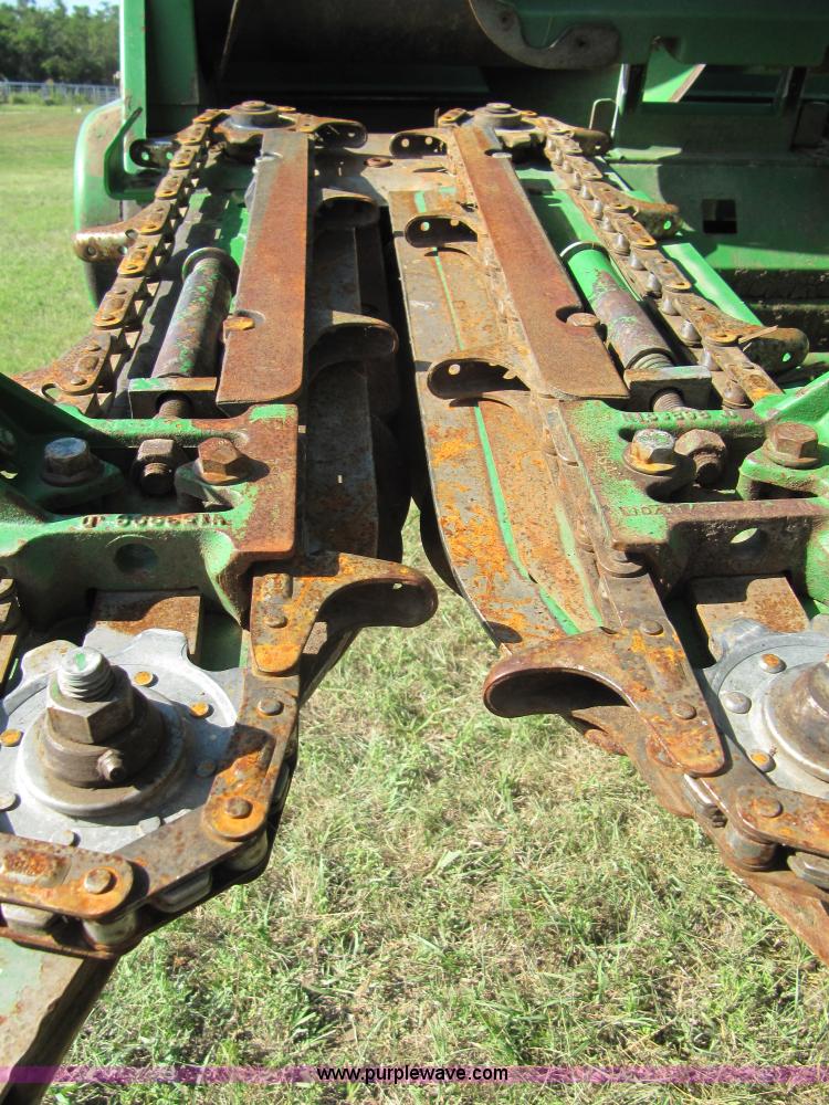 image for item D1661 1998 John Deere 893 corn head