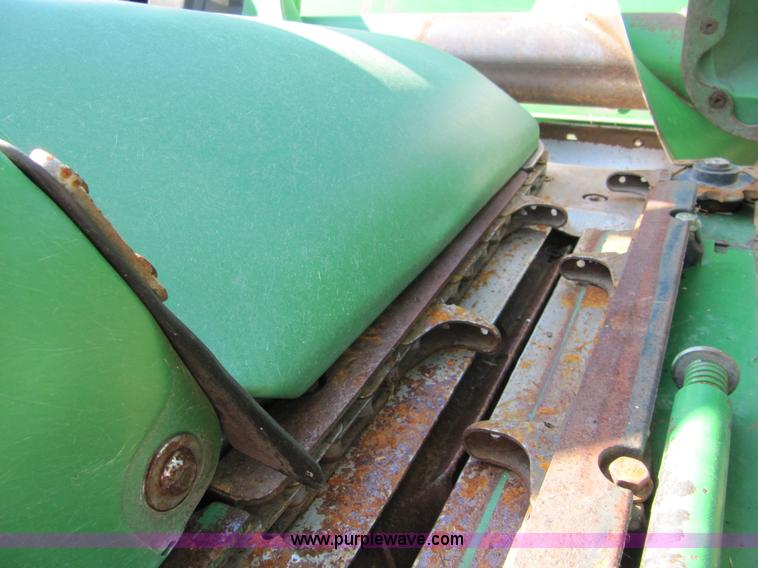 image for item D1661 1998 John Deere 893 corn head