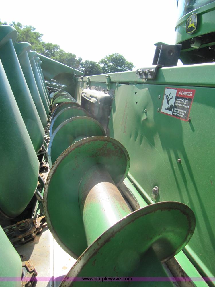 image for item D1661 1998 John Deere 893 corn head