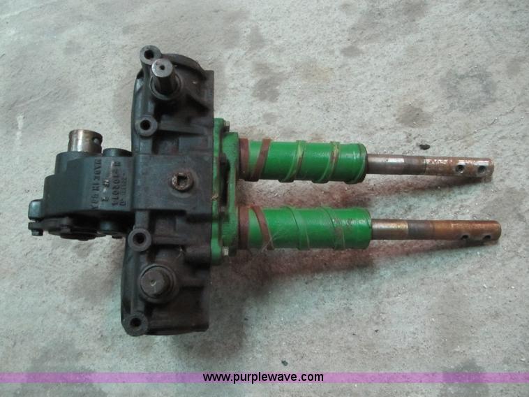 image for item D1661 1998 John Deere 893 corn head