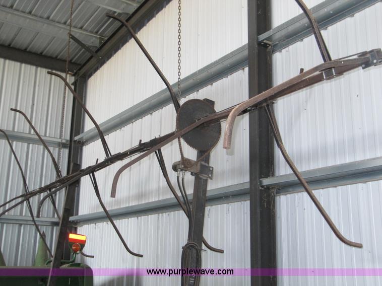 image for item D1661 1998 John Deere 893 corn head